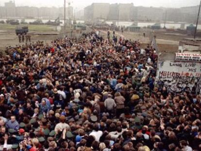 Berlineses del este cruzando el Muro, el 12 de noviembre de 1989.