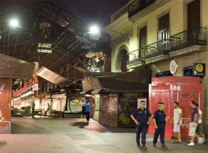 Agentes de la Guardia Urbana patrullan en la puerta del mercado de la Boqueria, durante la noche de ayer.