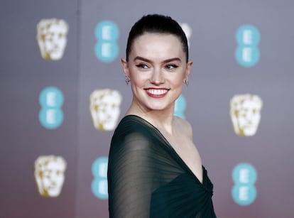 "Honestamente pienso que ahora, con las redes sociales, es genial tener libertad de expresión, pero siento que las personas piensan que las opiniones tienen demasiado peso", dijo Daisy Ridley, después de su adiós a Facebook e Instagram. La actriz de 'Star Wars' decidió cerrar ambos perfiles tras ser acosada en redes por publicar un mensaje de apoyo a las víctimas de violencia en Estados Unidos por tenencia de armas. Más tarde Ridley confesó que manteía una relación tóxica con las plataformas. "Es genial no estar en ello. Tengo 24. Tengo que lidiar con un montón de cosas. Y eso, con millones de personas mirándote, es un montón de presión extra".