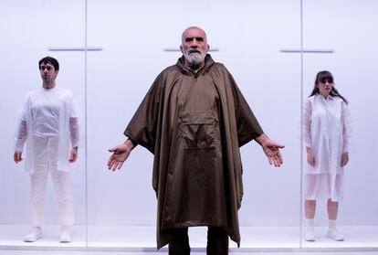 Felipe García Vélez, en 'Viento fuerte', de Jon Fosse. Detrás, Alberto Amarilla y Zaida Alonso.