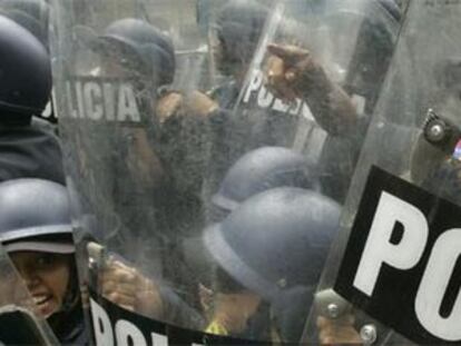 Miles de estudiantes se manifiestan en Caracas contra la reforma constitucional de Chávez