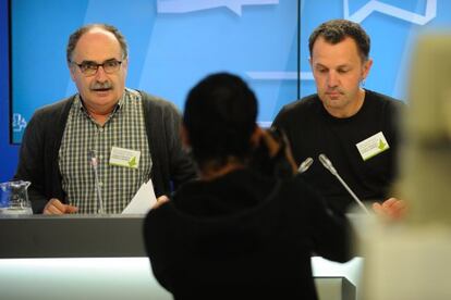 Xabier Isasi, a la izquierda, y Urruzuno en la rueda de prensa ofrecida en el Parlamento.