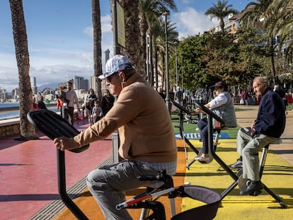 Personas haciendo ejercicio en la playa del poniente en Benidorm.