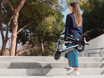 Vista del sistema de plegado del patinete eléctrico Bongo D20 de Cecotec.