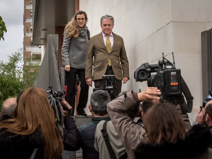 El cuñado de quien fuera alcaldesa de la ciudad Rita Barberá, José María Corbín (d), junto a su hija, Rita Corbín Barberá (i), tras firmar en el Juzgado de la Ciudad de la Justicia de Valencia en 2019.