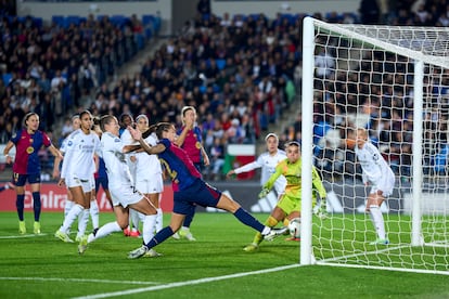 Patri Guijarro marca el primer gol del Barcelona este sábado ante el Madrid en el Estadio Alfredo di Stéfano.