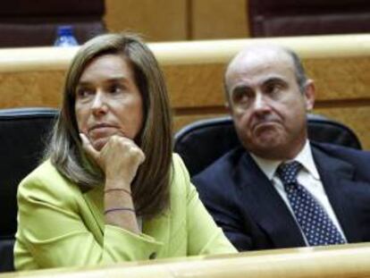 Los ministros de Sanidad, Servicios Sociales e Igualdad, Ana Mato (i), y de Economía y Competitividad, Luis de Guindos (d). EFE/Archivo