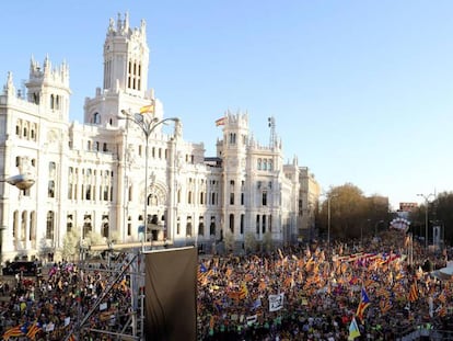 Manifestación independentista frente el Palacio de Cibeles, sede del Ayuntamiento de Madrid, bajo los lemas