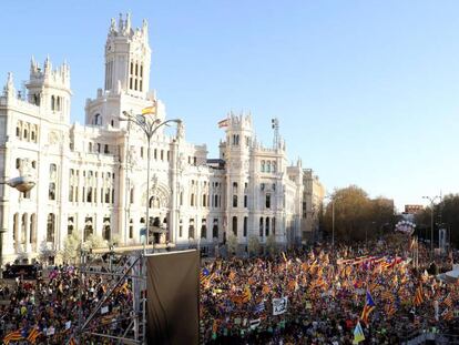 Manifestación independentista frente el Palacio de Cibeles, sede del Ayuntamiento de Madrid, bajo los lemas