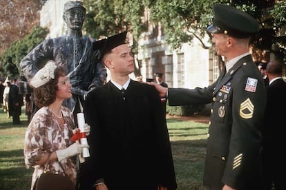 A Robert Zemeckis le pareció de los más normal que Sally Field interpretase a la madre de Tom Hanks en Forrest Gump. Eso sí, sus once años de diferencia no fueron un problema pocos años antes, cuando fueron pareja en pantalla en la película Lo que cuenta es el final (1998).