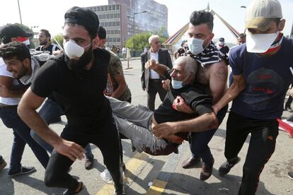 Tampoco se trata solo de una “revolución del hambre”. En las protestas participan profesionales y representantes de la clase media. En la imagen, un manifestante herido es trasladado a un hospital en Bagdad.