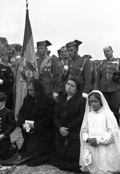 Andújar (Jaén), 27 de abril de 1942. La cofradía jienense espera a la de Colomera (Granada) para dirigirse a Sierra Morena en la romería de la Virgen de la Cabeza. Ambas cofradías, con sus banderas y estandartes, acompañadas de tambores y cornetas, realizan tradicionalmente un pascalle romero.