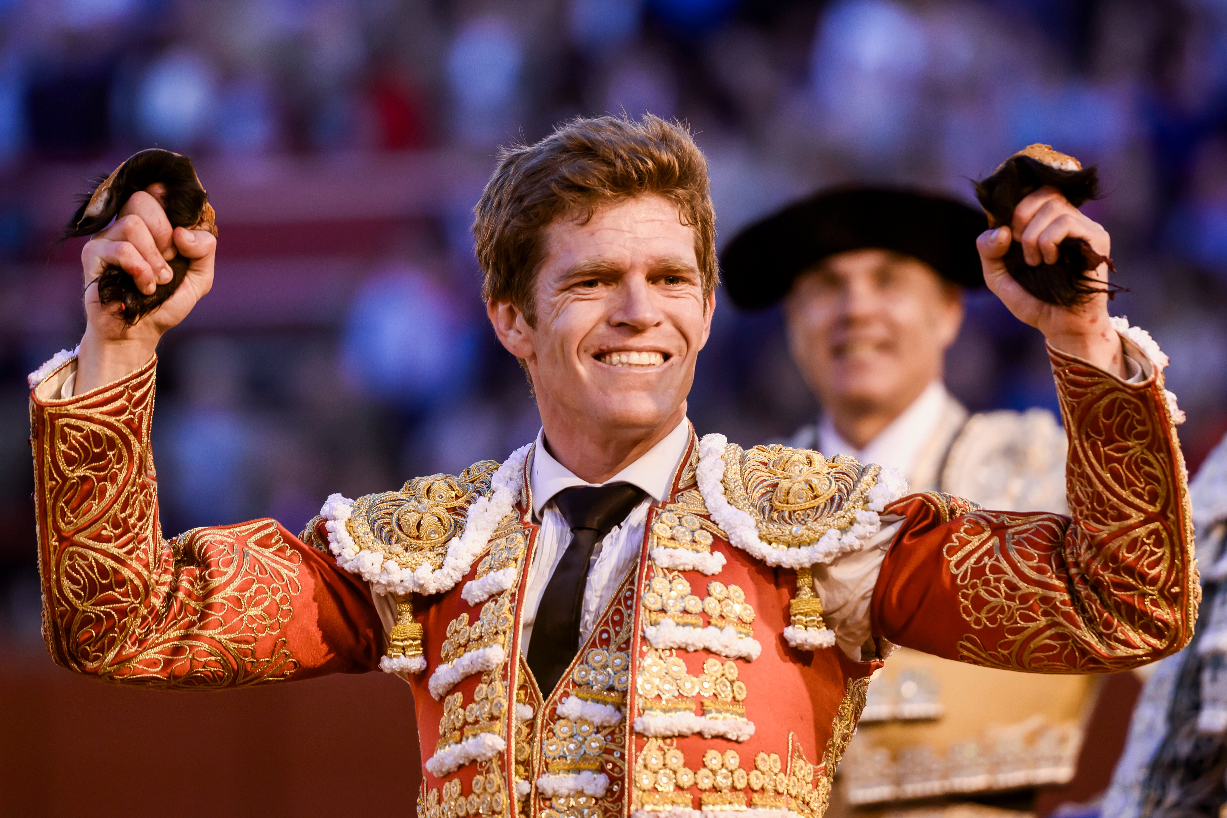 Borja Jiménez, con las dos orejas del sexto de la tarde.