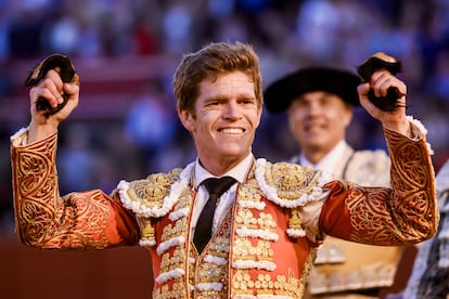 Borja Jiménez, con las dos orejas del sexto de la tarde.