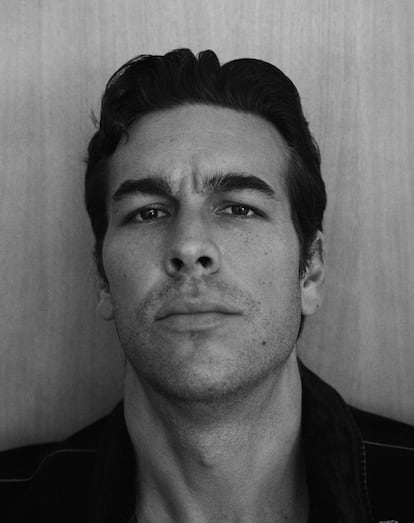 Mario Casas estrena el 25 de agosto la primera película que ha dirigido: 'Mi soledad tiene alas'.