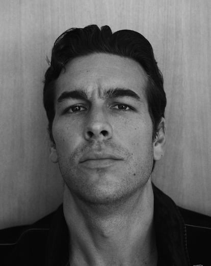 Mario Casas estrena el 25 de agosto la primera película que ha dirigido: 'Mi soledad tiene alas'.