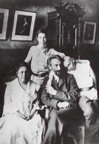 Pasternak (de pie) con sus padres y su hermano. Moscú, 1905.
