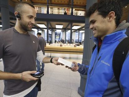 Un joven compra en Madrid uno de los modelos de Iphone 6s, el nuevo teléfono que Apple ha puesto a la venta hoy en España y México.