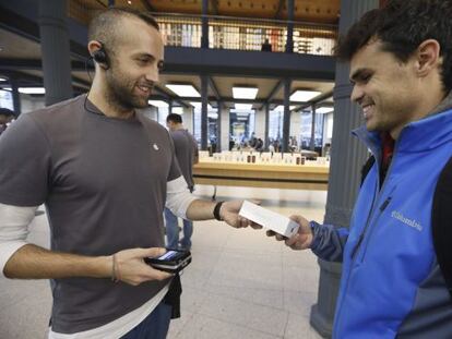 Un joven compra en Madrid uno de los modelos de Iphone 6s, el nuevo teléfono que Apple ha puesto a la venta hoy en España y México.