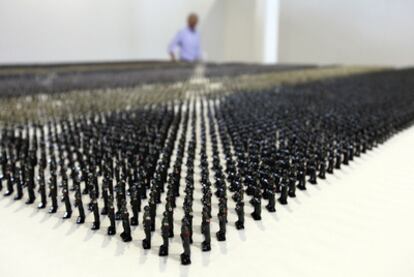 Un aspecto de la instalación titulada <i>Soldados de latón en el Jordán,</i> del artista Ala Younis, en la 12ª Bienal de Estambul.