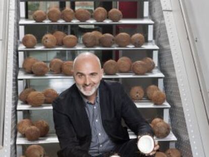 Miguel Conde en la escalera de su agencia BAP Conde, rodeado de cocos