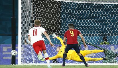 Gerard Moreno lanza desde el punto de penalti y el poste evita el gol.