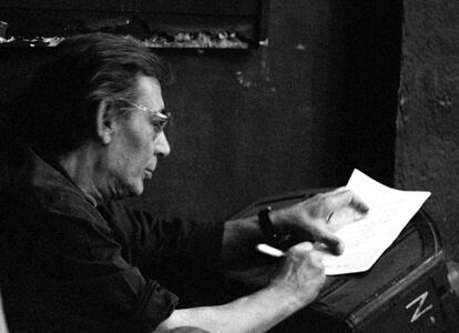 Salvador Távora, director del grupo de teatro La Cuadra, trabajando en la Maestranza de Sevilla, durante los ensayos de 'Ópera andaluza de cornetas y tambores', espectáculo de teatro y flamenco basado en la ópera 'Carmen', en 1996.