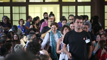 Entrada de Ada Colau, Joan Subirats y Jaume Asens, entre otros fundadores de Guanyem, el 26 de junio de 2014 en la sala de actos de la escuela Collaso i Gil del Raval de Barcelona.