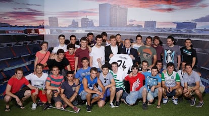 El exjugador de la Real, en su presentación con el Madrid, acompañado de sus amigos de Mutriku. El centrocampista, de 23 años, llega a Chamartín por 38,9 millones de euros.