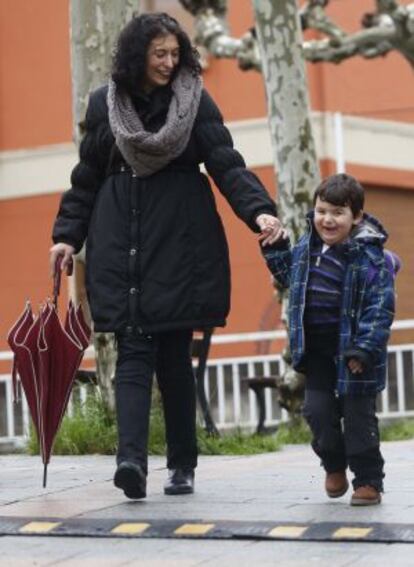 Aitor pasea acompañado de su madre, Almike, por las calles de Mutriku.