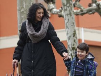 Aitor pasea acompañado de su madre, Almike, por las calles de Mutriku.