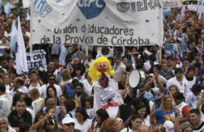 Docentes argentinos se movilizan al Ministerio de Educación, colapsando el centro de Buenos Aires, para exigir mejoras salariales mientras continúa la huelga indefinida iniciada hace tres semanas que mantiene a más de tres millones de alumnos lejos de las aulas.