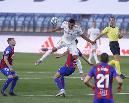 El jugador del Real Madrid Casemiro golpea el balón con la cabeza. 