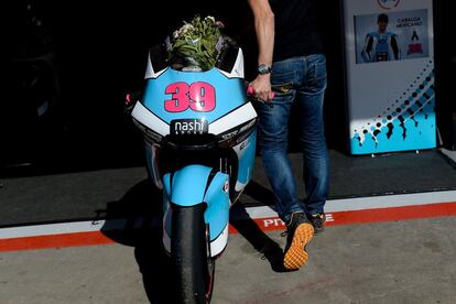 La moto de Salom regresa, con un ramo de flores en la cúpula, a su box, vacío y en silencio, tras el minuto de silencio que le rindió el Mundial de Motociclismo.