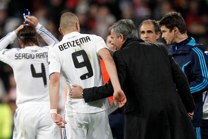 Mourinho celebra con Benzema el gol del francés al Lyon, durante el partido de los octavos de final de la Liga de Campeones, en el estadio Santiago Bernabéu en marzo de 2011. 