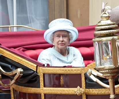 La reina Isabel II de Inglaterra durante el desfile de carruajes celebrado en Londres con motivo de la celebraci&oacute;n de su Jubileo.