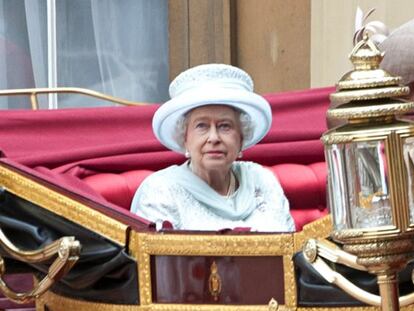 La reina Isabel II de Inglaterra durante el desfile de carruajes celebrado en Londres con motivo de la celebraci&oacute;n de su Jubileo.