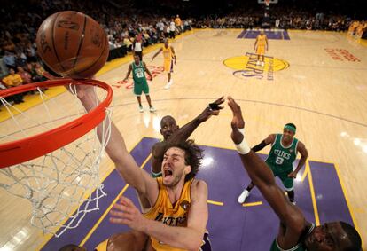 Gasol salta a canasta ante la mirada de Glen Davis, de los Celtics de Boston, durante el primer partido de la Final de la NBA de baloncesto disputado en el pabellón Staples Center de Los Angeles, en 2010.