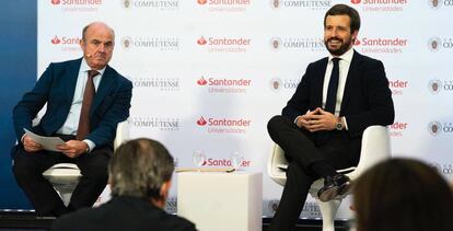 El líder del PP, Pablo Casado,  junto al vicepresidente del BCE y exministro de Economía, Luis de Guindos.