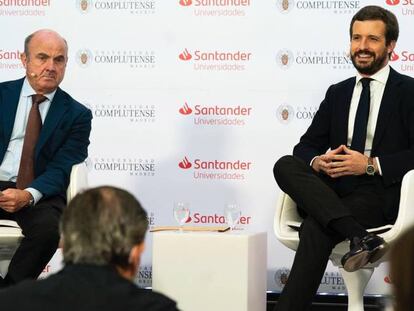 El líder del PP, Pablo Casado,  junto al vicepresidente del BCE y exministro de Economía, Luis de Guindos.