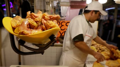 La Secretaría de Salud de Tlaxcala ha mencionado a la carne de pollo como una posible fuente de infección del Síndrome de Guillain-Barré.