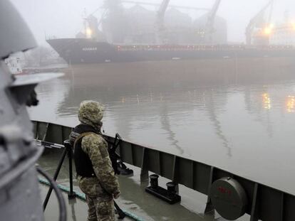 Un soldado ucrania a bordo del buque Dondass en Mariúpol el 27 de noviembre. 