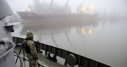 Un soldado ucrania a bordo del buque Dondass en Mariúpol el 27 de noviembre. 