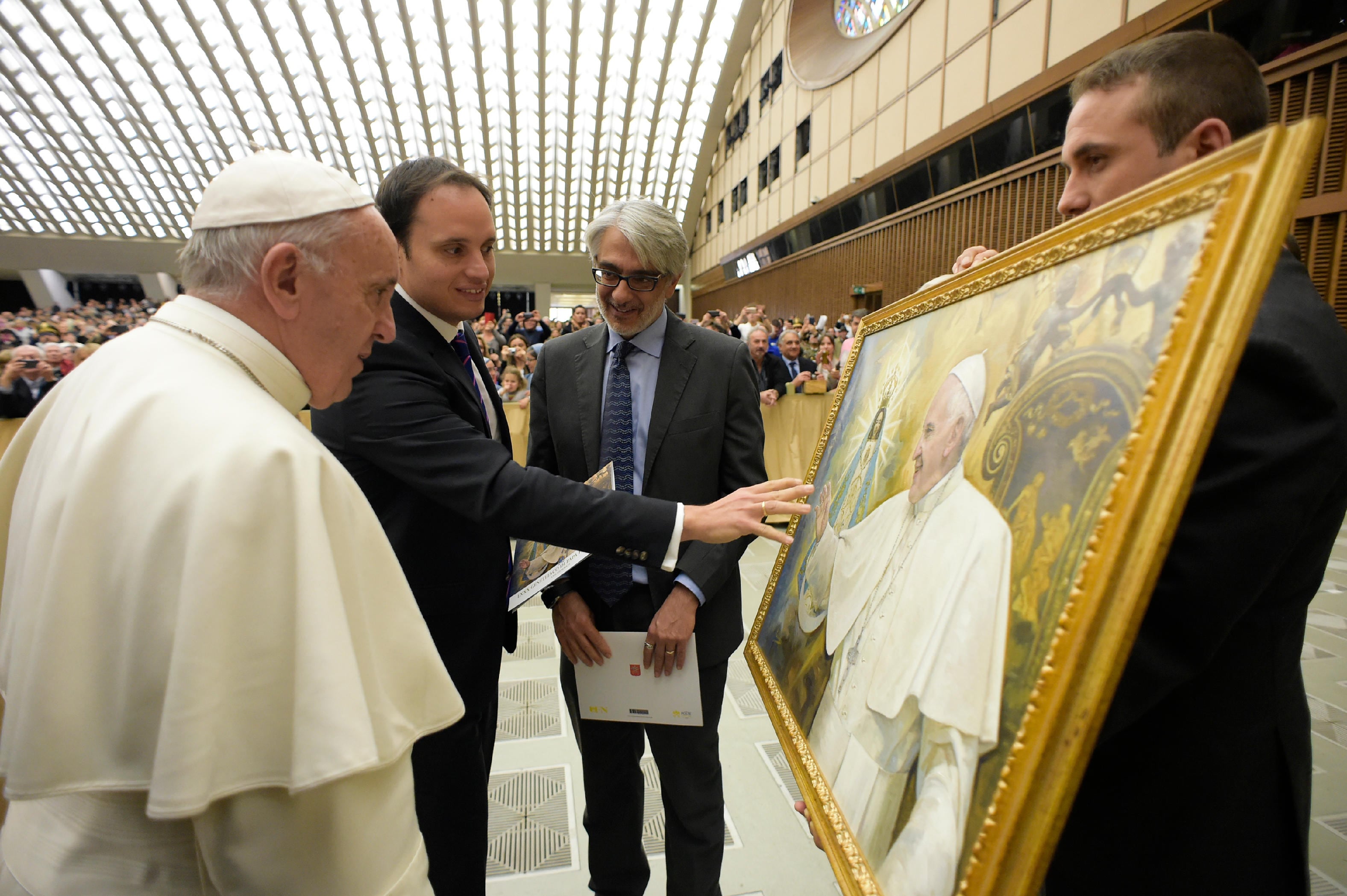 El pintor malagueño Raúl Berzosa, en una audiencia de 2016 en la que presentó al papa Francisco el primer retrato que le realizó.