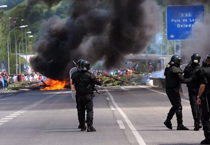 Después de montada, a arder. En la imagen, los antidisturbios frente a las barricadas colocadas por los mineros en la A-66.