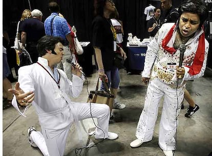 Dos imitadores de Elvis Presley llegados de Canadá participan en una sesión de <i>karaoke</i> en el Centro de Convenciones de Memphis.