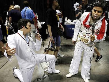 Dos imitadores de Elvis Presley llegados de Canadá participan en una sesión de <i>karaoke</i> en el Centro de Convenciones de Memphis.