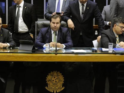 O presidente da C&acirc;mara (centro) durante a vota&ccedil;&atilde;o do Refis.