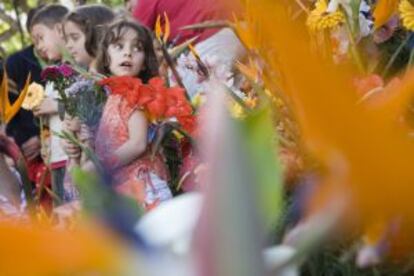 Un grupo de niños colocando flores en el Muro de la Esperanza, durante la Fiesta de la Flor de Funchal, en la isla de Madeira (Portugal).