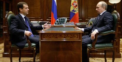 Dmitry Medvedev y Vladimir Putin, durante una reuni&oacute;n en 2009.